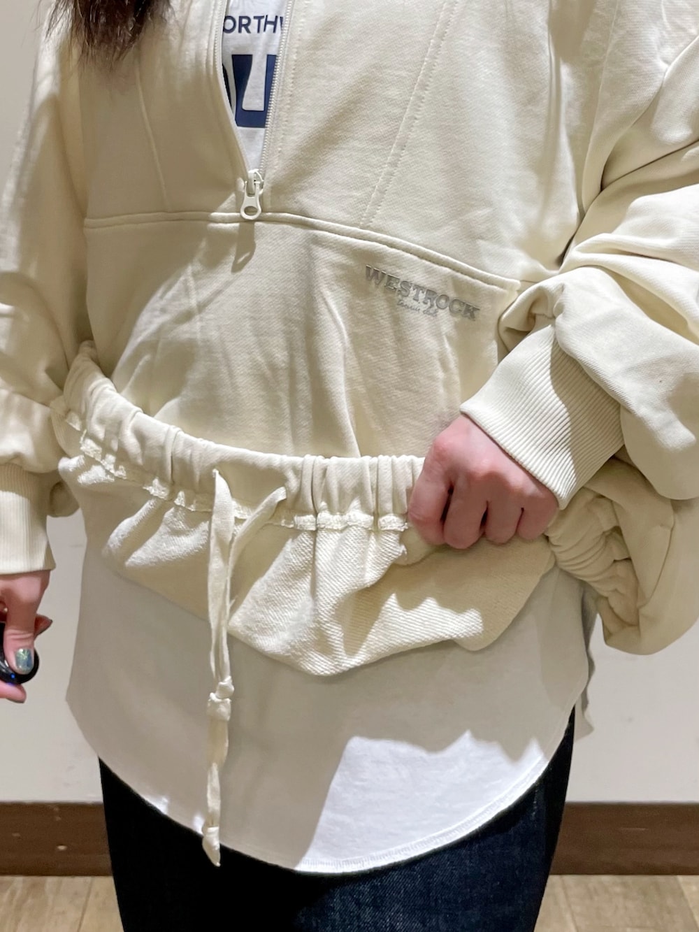 ベージュ系のスウェット、ホワイト系のTシャツ/カットソー、ブルー系のその他パンツを着用したレディースの秋コーディネートの6枚目の写真