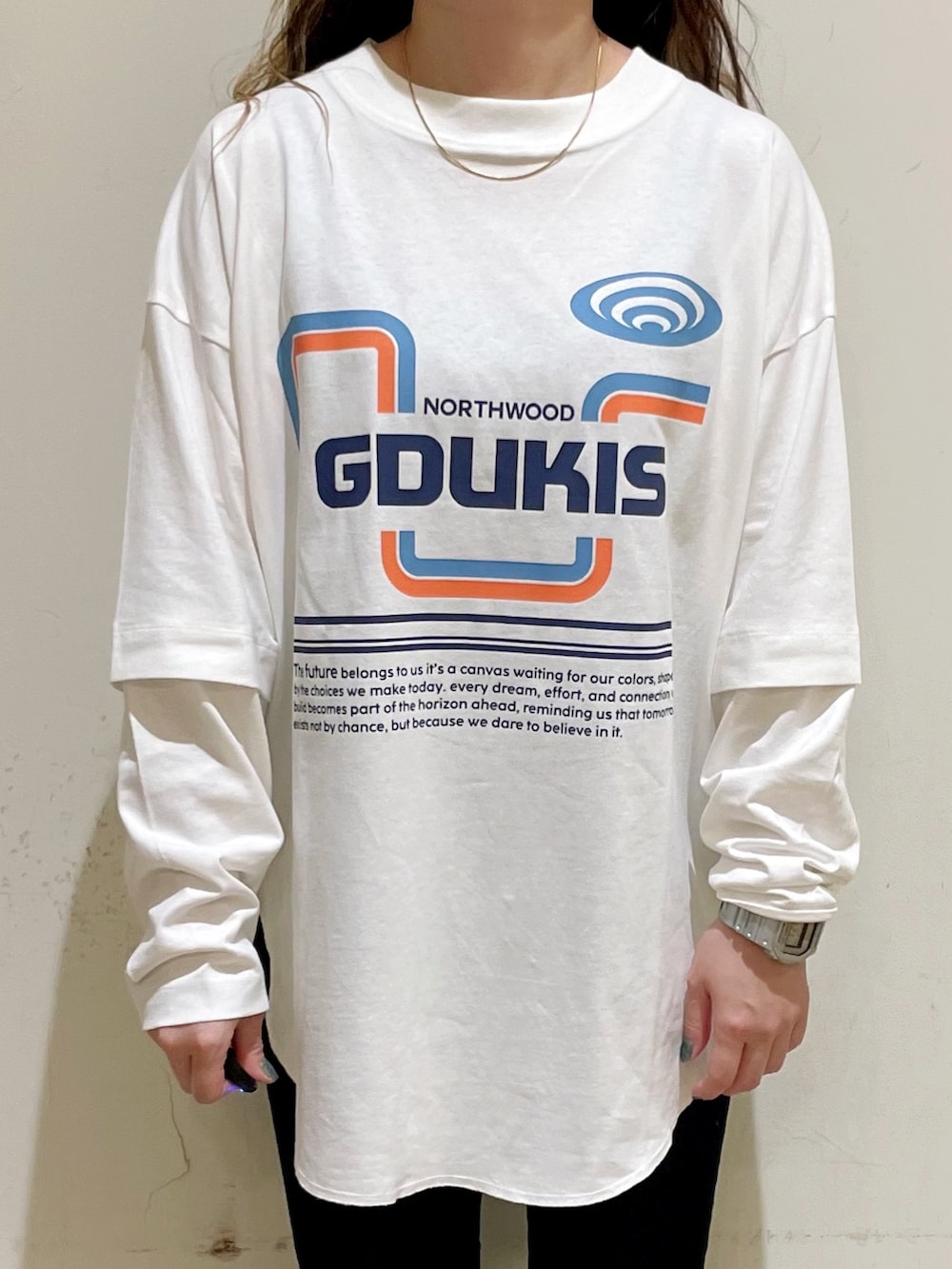 ベージュ系のスウェット、ホワイト系のTシャツ/カットソー、ブルー系のその他パンツを着用したレディースの秋コーディネートの8枚目の写真