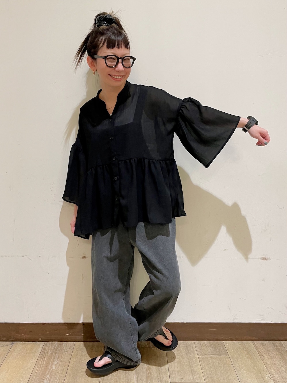 ブラック系のシャツ/ブラウス、ホワイト系のタンクトップ、ブラック系のサロペット/オーバーオールを着用したレディースの夏コーディネートの6枚目の写真