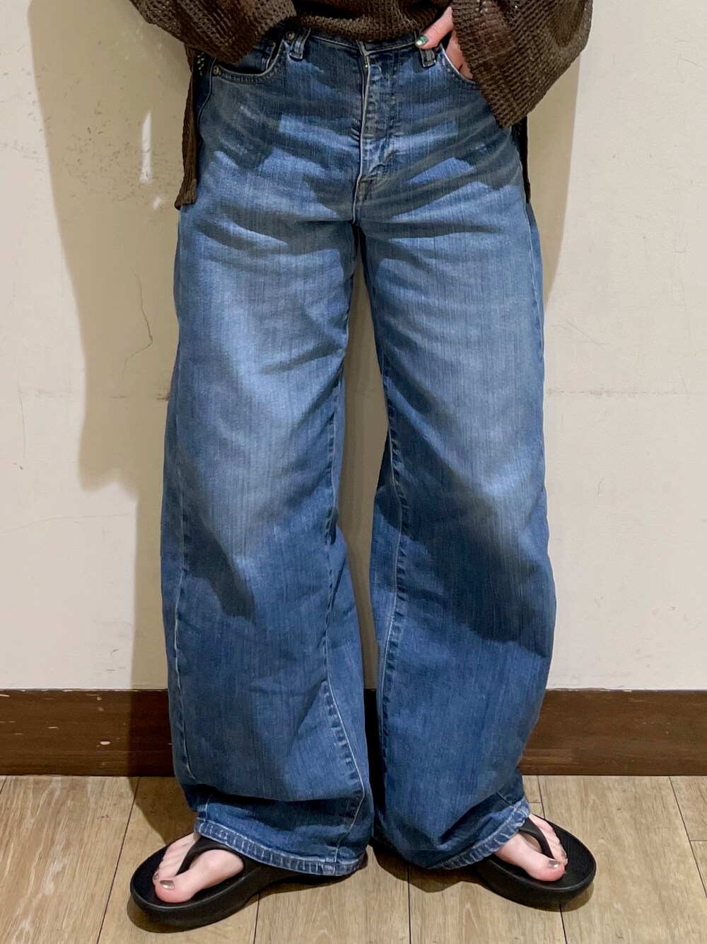 ブラウン系のTシャツ/カットソー、ホワイト系のタンクトップ、ブルー系のデニムパンツを着用したレディースの夏コーディネートの7枚目の写真