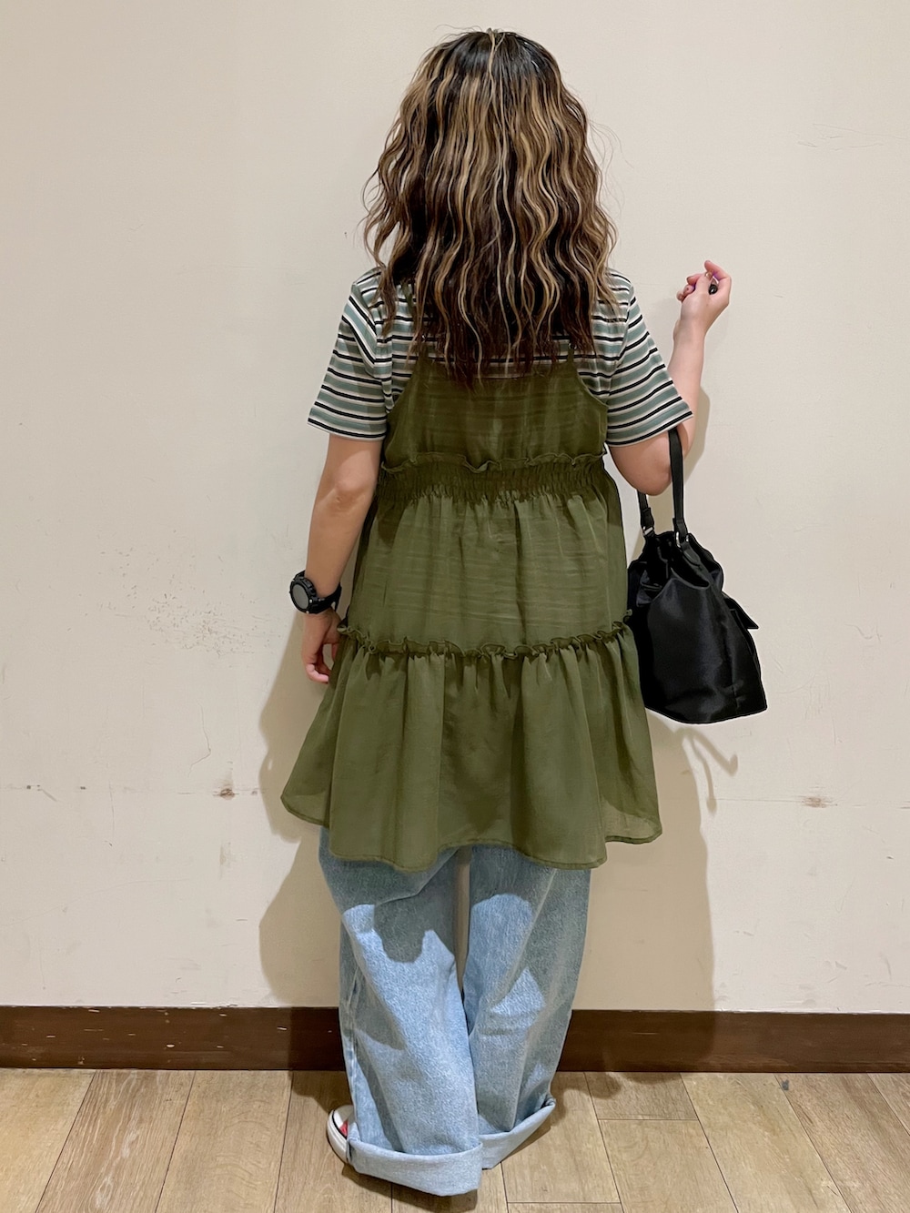 ブラック系のTシャツ/カットソー、ブラウン系のベスト、ブルー系のその他パンツを着用したレディースの夏コーディネートの2枚目の写真
