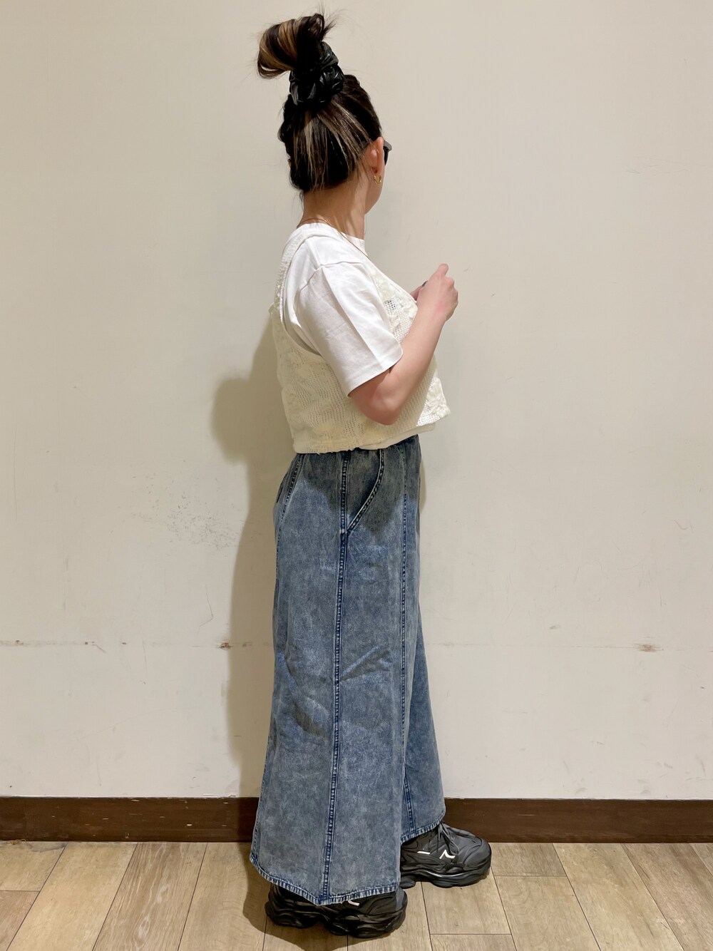 ホワイト系のTシャツ/カットソー、ベージュ系のトートバッグ、ホワイト系のベストを着用したレディースの夏コーディネートの4枚目の写真