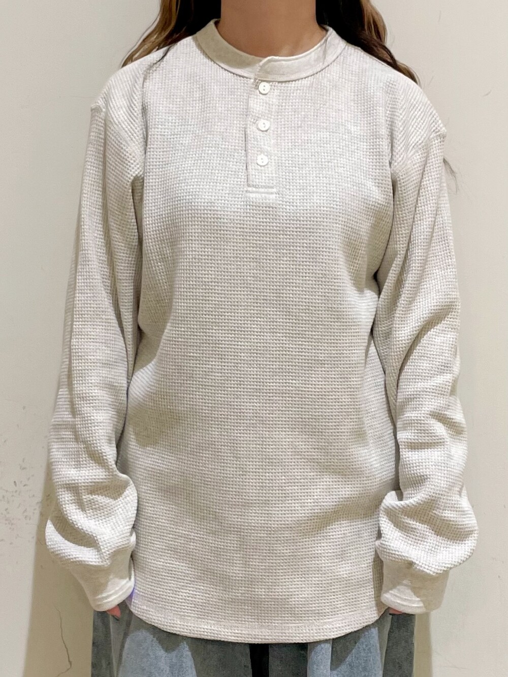 ホワイト系のTシャツ/カットソー、ベージュ系のショルダーバッグ、ブルー系のその他パンツを着用したレディースの秋コーディネートの6枚目の写真