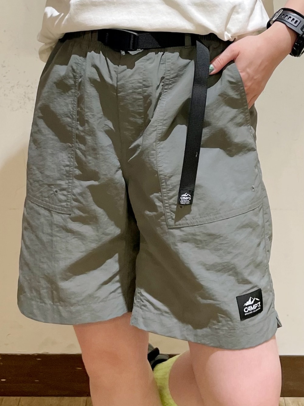 ホワイト系のTシャツ/カットソー、ホワイト系のTシャツ/カットソー、グレー系のその他パンツを着用したレディースの夏コーディネートの10枚目の写真