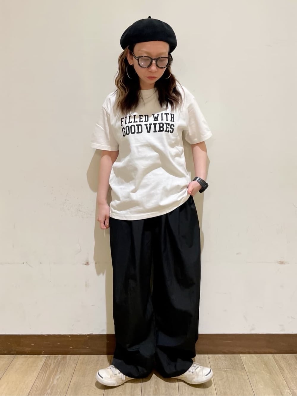 ホワイト系のTシャツ/カットソー、グレー系のショルダーバッグ、ブラック系のカーディガン/ボレロを着用したレディースの春コーディネートの8枚目の写真
