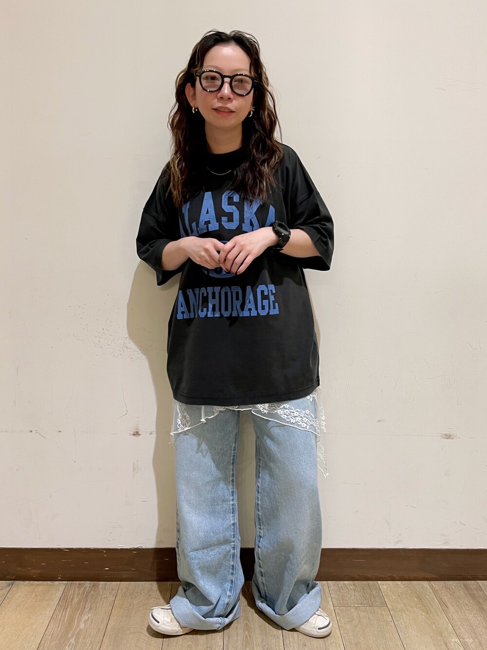 グレー系のTシャツ/カットソー、ブルー系のその他パンツ、ホワイト系のスカートを着用したレディースの夏コーディネートの5枚目の写真