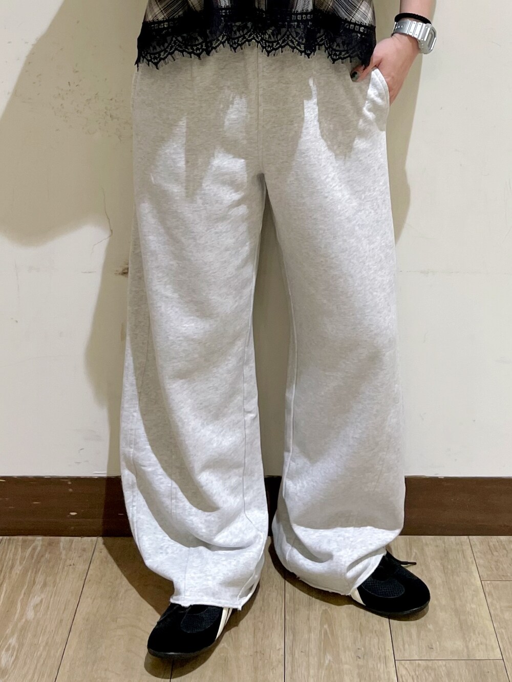 ブルー系のブルゾン、グレー系のその他パンツ、ブラック系のシャツ/ブラウスを着用したレディースの夏コーディネートの9枚目の写真