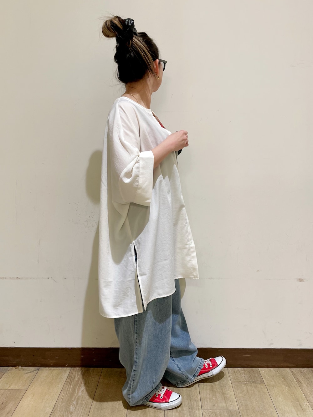 ブルー系のサロペット/オーバーオール、ホワイト系のシャツ/ブラウス、ピンク系のタンクトップを着用したレディースの夏コーディネートの5枚目の写真