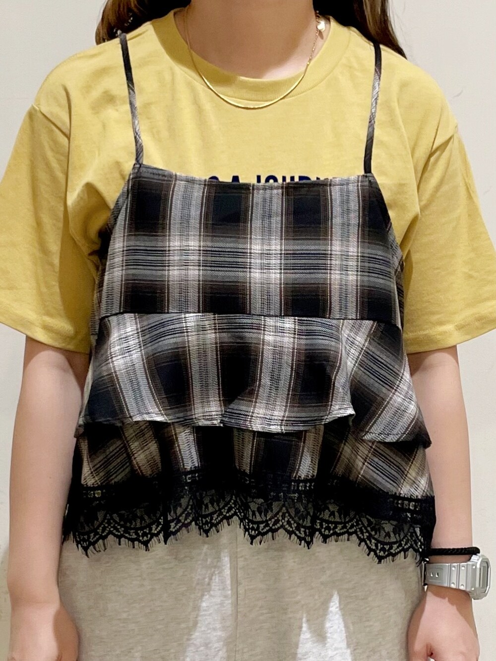 ブルー系のブルゾン、グレー系のその他パンツ、ブラック系のシャツ/ブラウスを着用したレディースの夏コーディネートの7枚目の写真