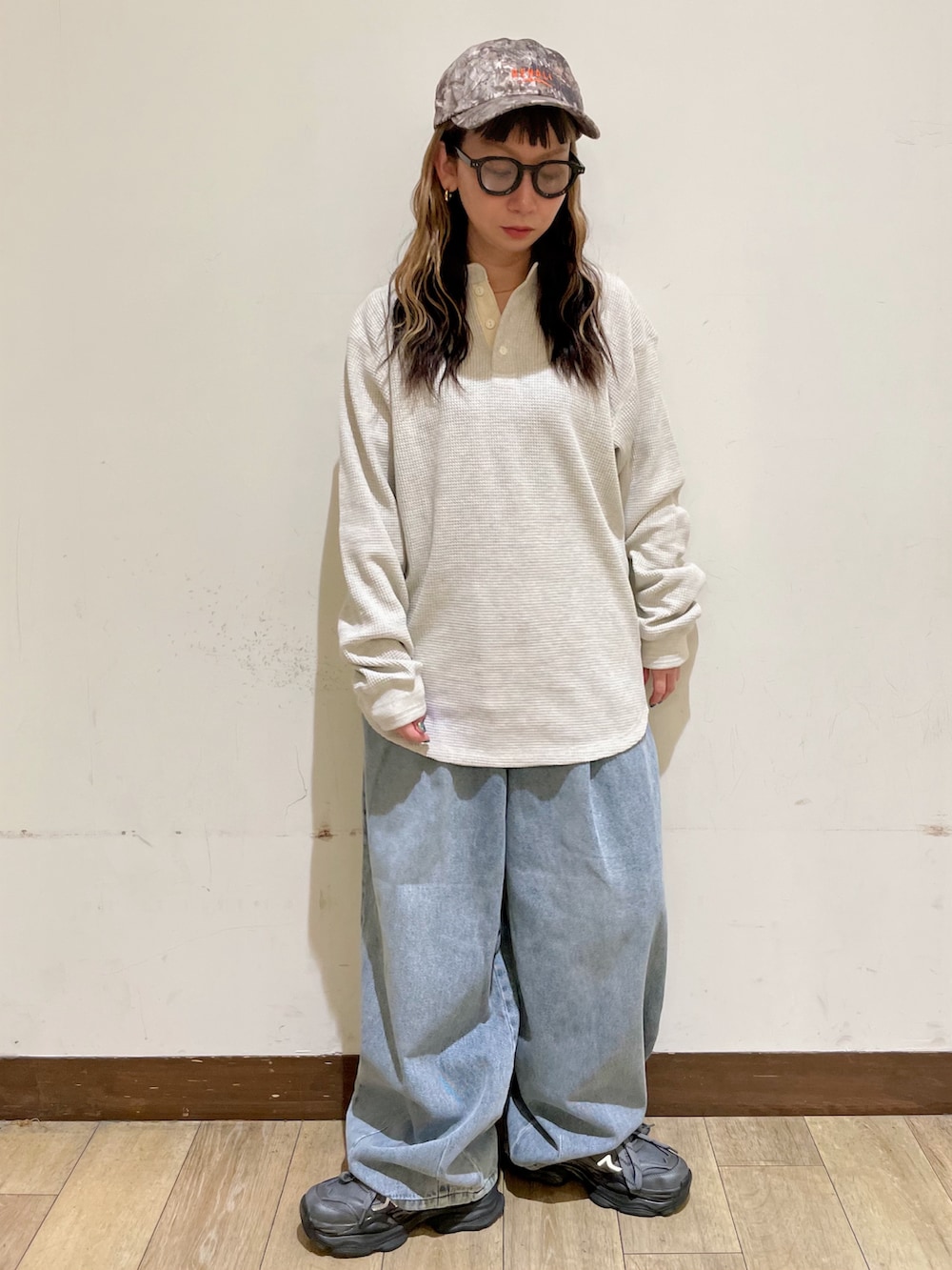 ホワイト系のTシャツ/カットソー、ベージュ系のショルダーバッグ、ブルー系のその他パンツを着用したレディースの秋コーディネートの5枚目の写真