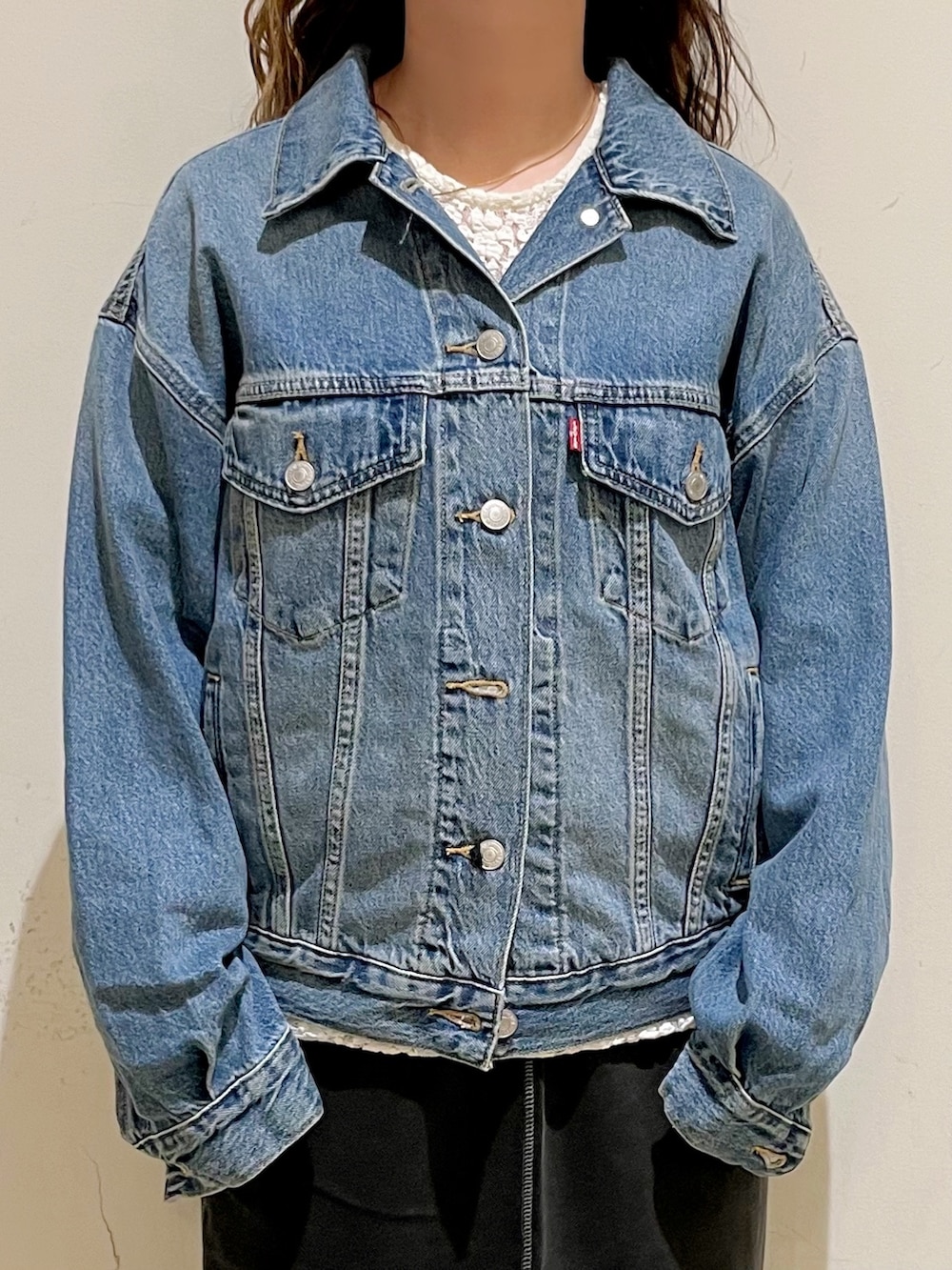 ブルー系のブルゾン、ホワイト系のTシャツ/カットソー、ブラウン系のシャツ/ブラウスを着用したレディースの秋コーディネートの6枚目の写真