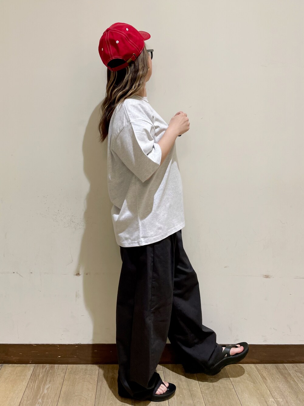 グレー系のTシャツ/カットソー、グレー系のその他パンツ、グレー系のショルダーバッグを着用したレディースの夏コーディネートの4枚目の写真