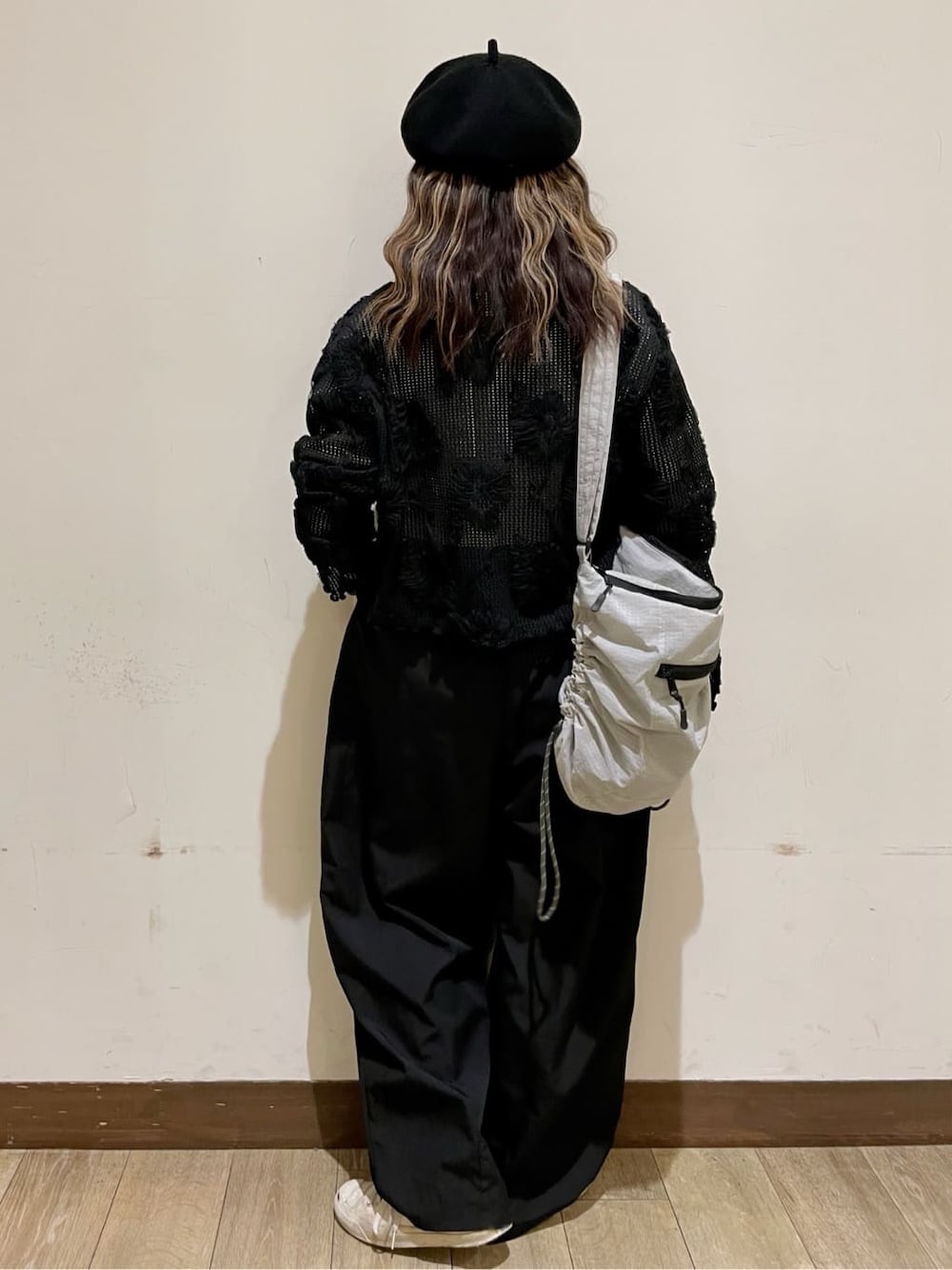ホワイト系のTシャツ/カットソー、グレー系のショルダーバッグ、ブラック系のカーディガン/ボレロを着用したレディースの春コーディネートの2枚目の写真