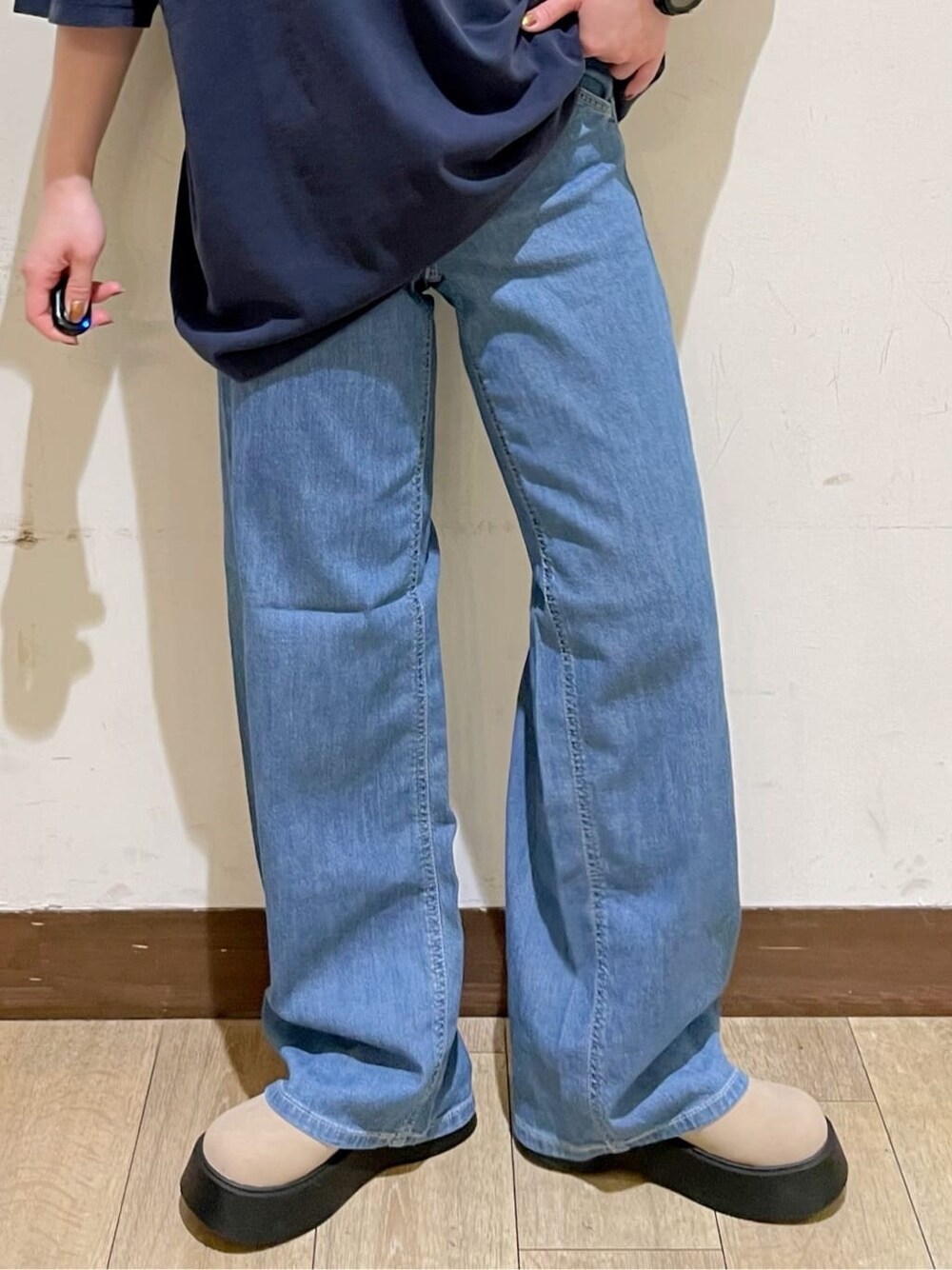 ブルー系のTシャツ/カットソー、ベージュ系のテーラードジャケット、ブルー系のデニムパンツを着用したレディースの春コーディネートの9枚目の写真