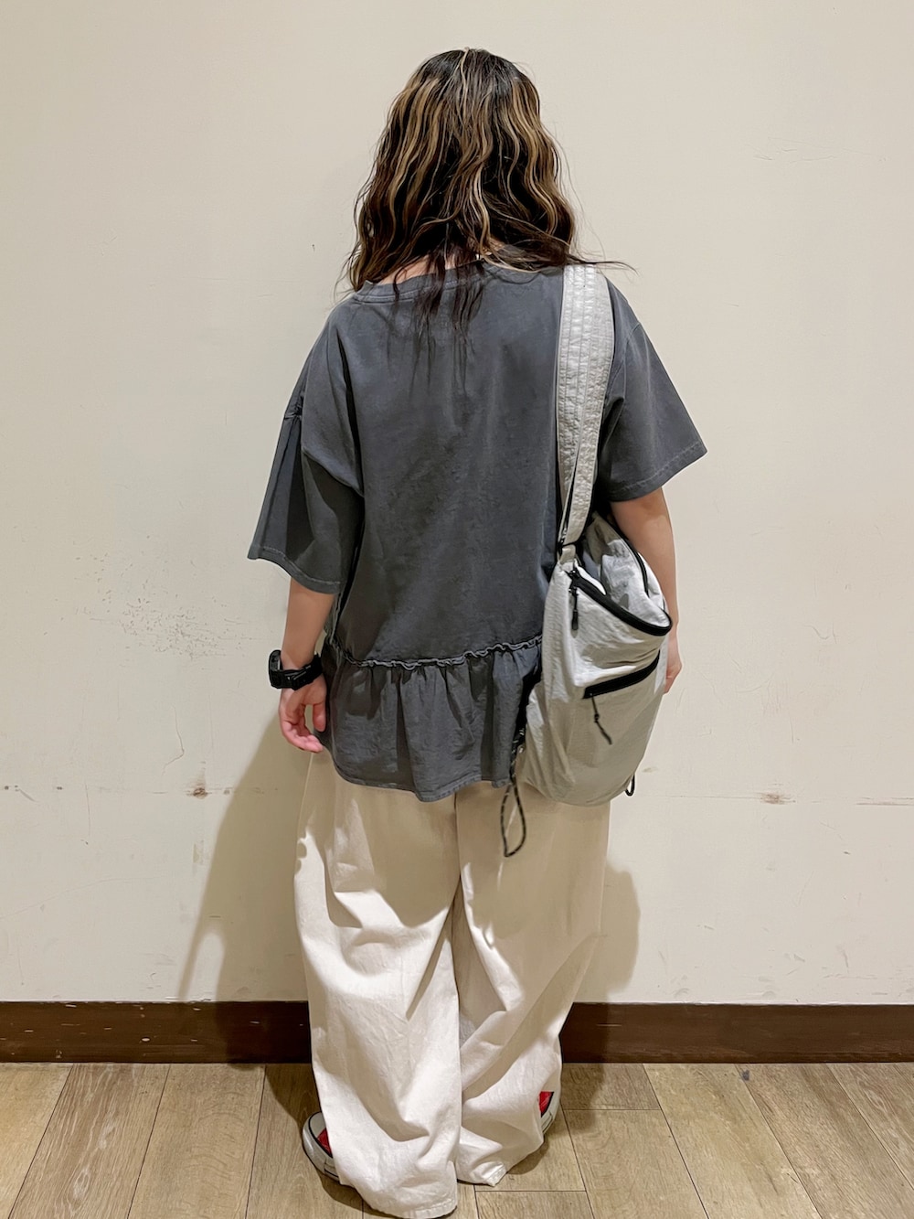 グレー系のTシャツ/カットソー、ホワイト系のその他パンツ、グレー系のショルダーバッグを着用したレディースの夏コーディネートの2枚目の写真