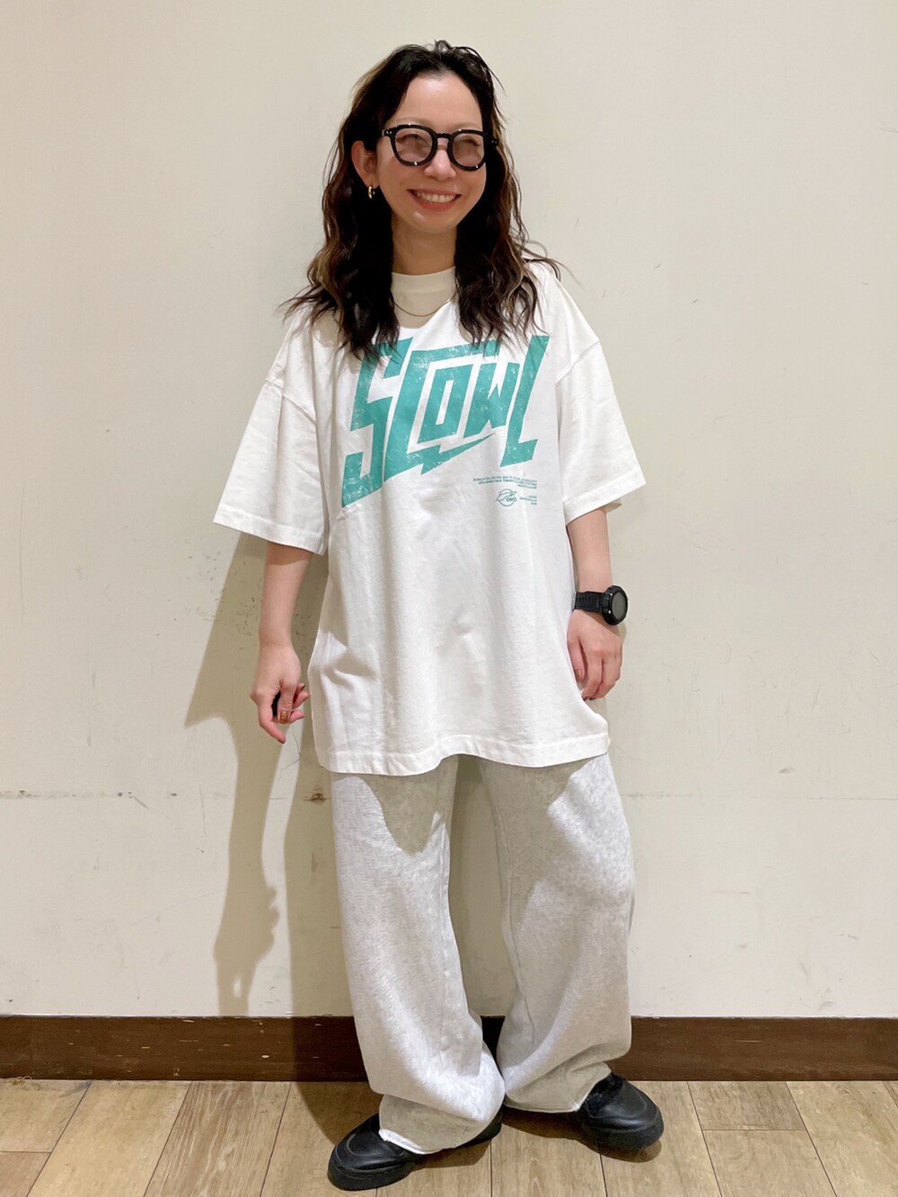 ホワイト系のTシャツ/カットソー、ブラック系のベスト、グレー系のその他パンツを着用したレディースの夏コーディネートの5枚目の写真
