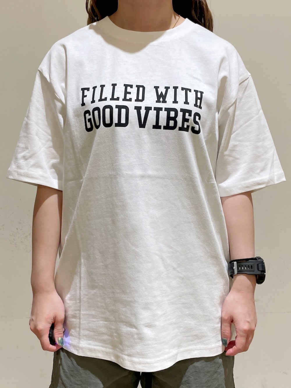 ホワイト系のTシャツ/カットソー、ホワイト系のTシャツ/カットソー、グレー系のその他パンツを着用したレディースの夏コーディネートの9枚目の写真