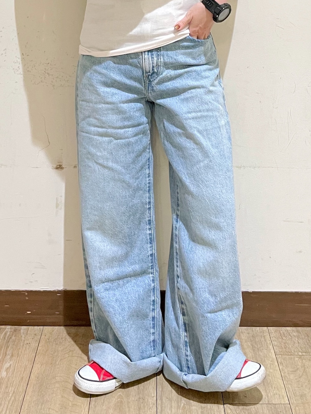 グレー系のシャツ/ブラウス、ホワイト系のタンクトップ、ブルー系のその他パンツを着用したレディースの夏コーディネートの8枚目の写真