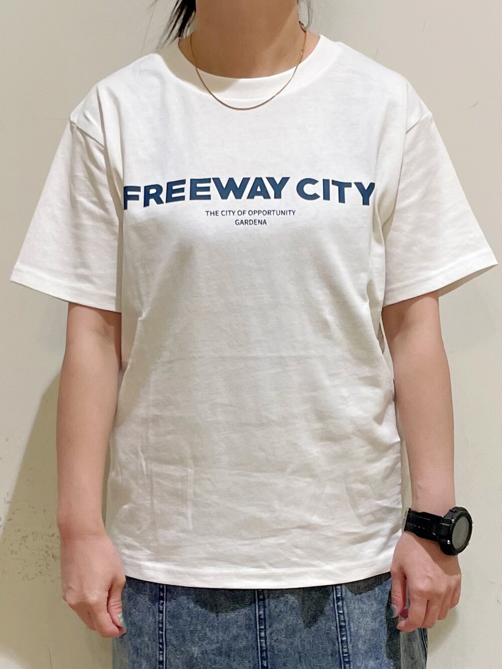 ホワイト系のTシャツ/カットソー、ベージュ系のトートバッグ、ホワイト系のベストを着用したレディースの夏コーディネートの8枚目の写真