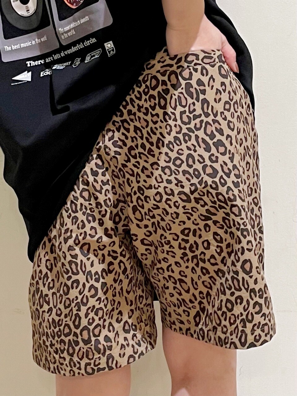 イエロー系のその他パンツ、グレー系のショルダーバッグを着用したレディースの夏コーディネートの8枚目の写真