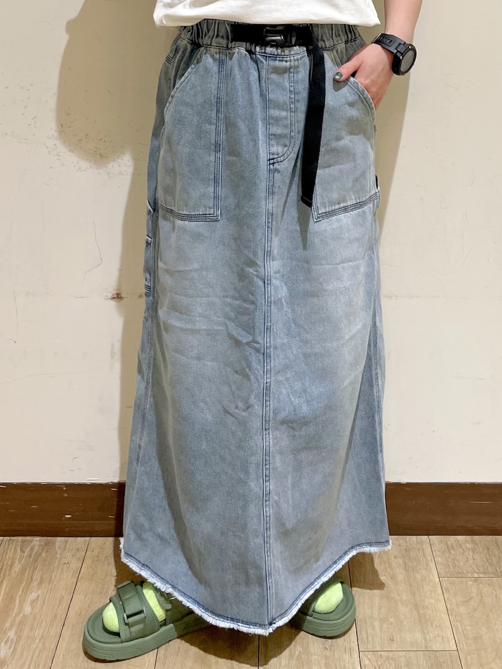 ホワイト系のTシャツ/カットソー、グリーン系のサンダル、ホワイト系のショルダーバッグを着用したレディースの夏コーディネートの8枚目の写真