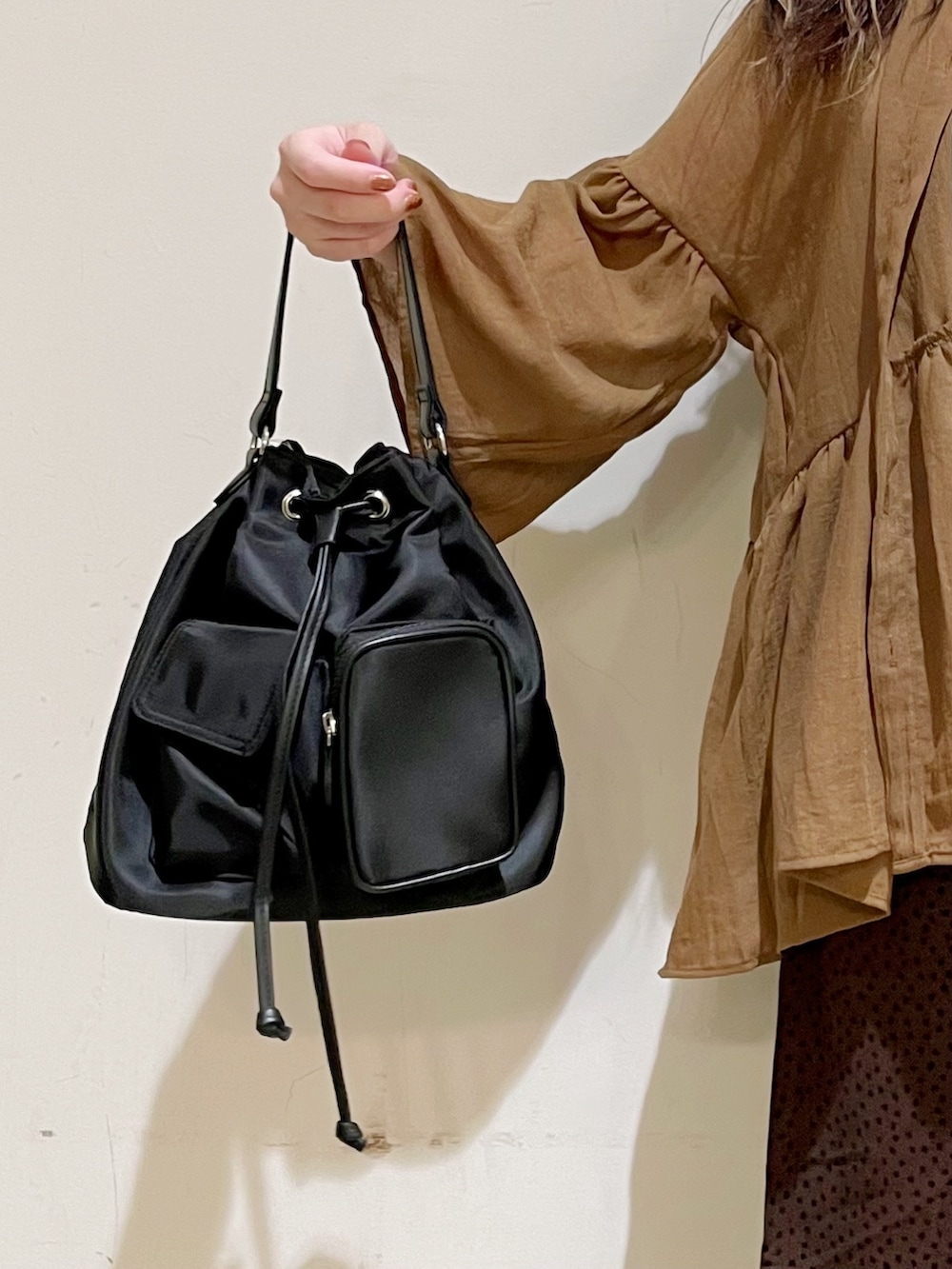 ブラウン系のシャツ/ブラウス、ホワイト系のタンクトップ、ブラック系のその他パンツを着用したレディースの夏コーディネートの3枚目の写真