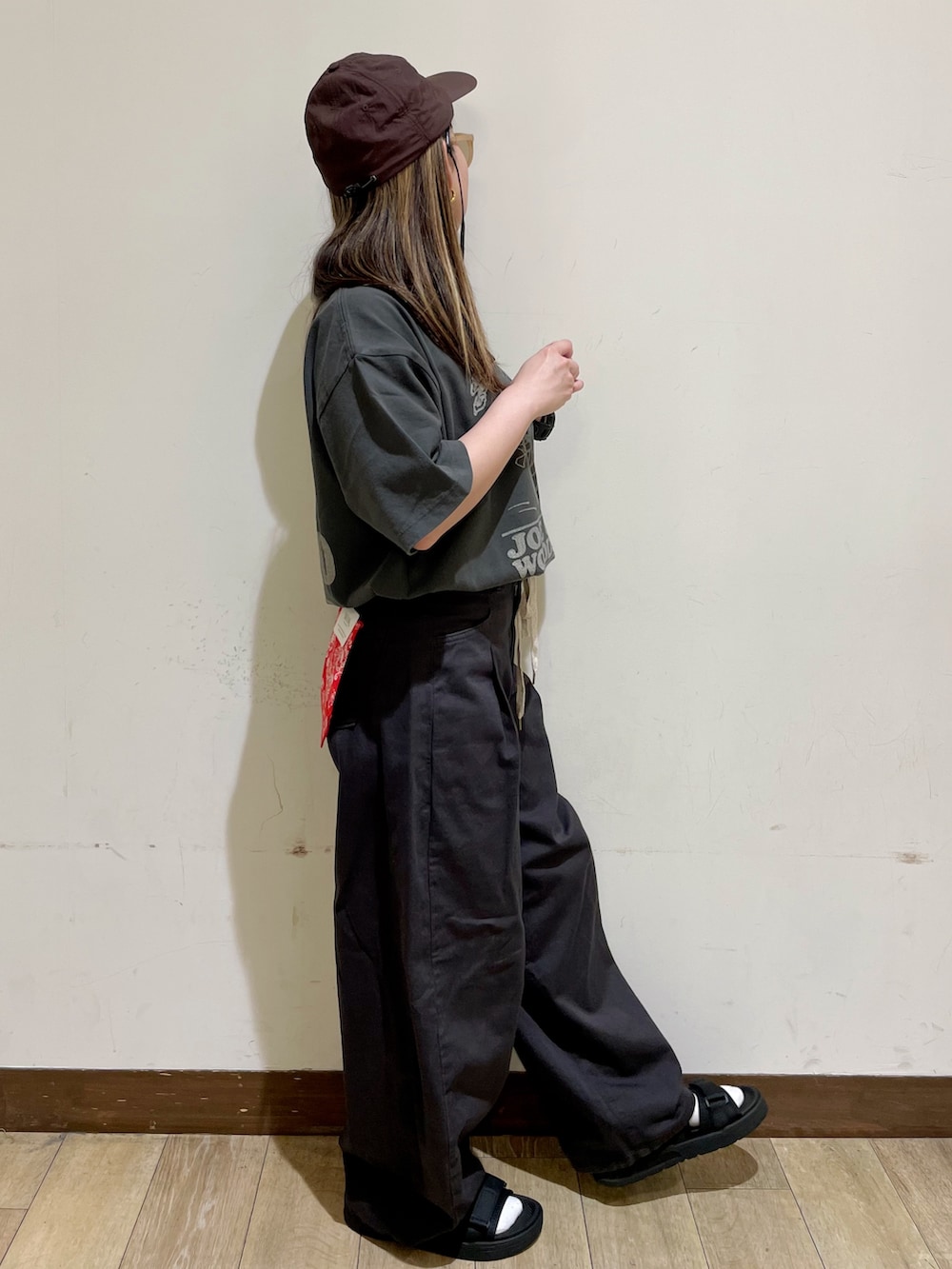 ブラック系のTシャツ/カットソー、グレー系のその他パンツ、ブラック系のサンダルを着用したレディースの夏コーディネートの4枚目の写真