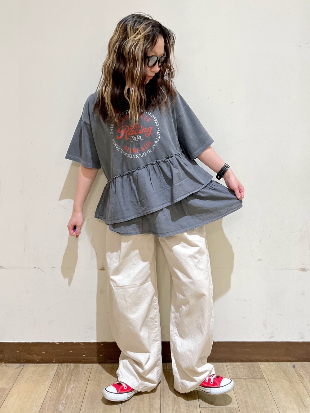 グレー系のTシャツ/カットソー、ホワイト系のその他パンツ、グレー系のショルダーバッグを着用したレディースの夏コーディネートの5枚目の写真