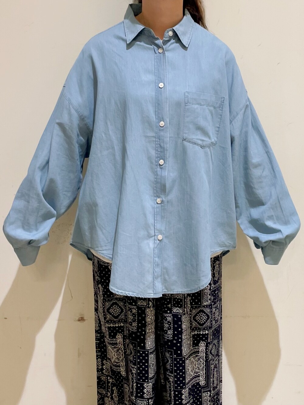 ブルー系のシャツ/ブラウス、ホワイト系のTシャツ/カットソー、ブルー系のその他パンツを着用したレディースの夏コーディネートの6枚目の写真