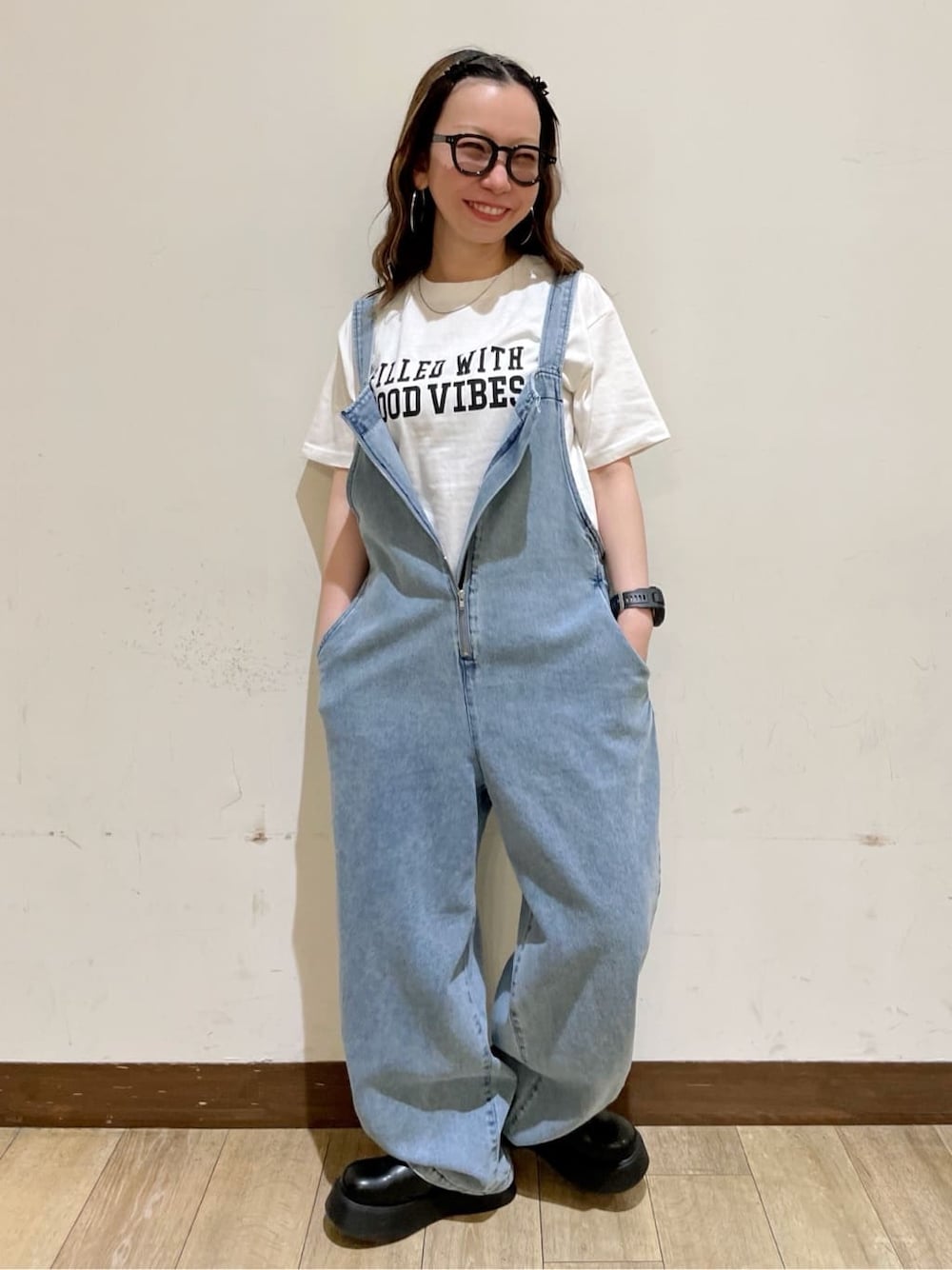 ブラック系のその他シューズ、ホワイト系のカーディガン/ボレロ、ブルー系のサロペット/オーバーオールを着用したレディースの春コーディネートの9枚目の写真