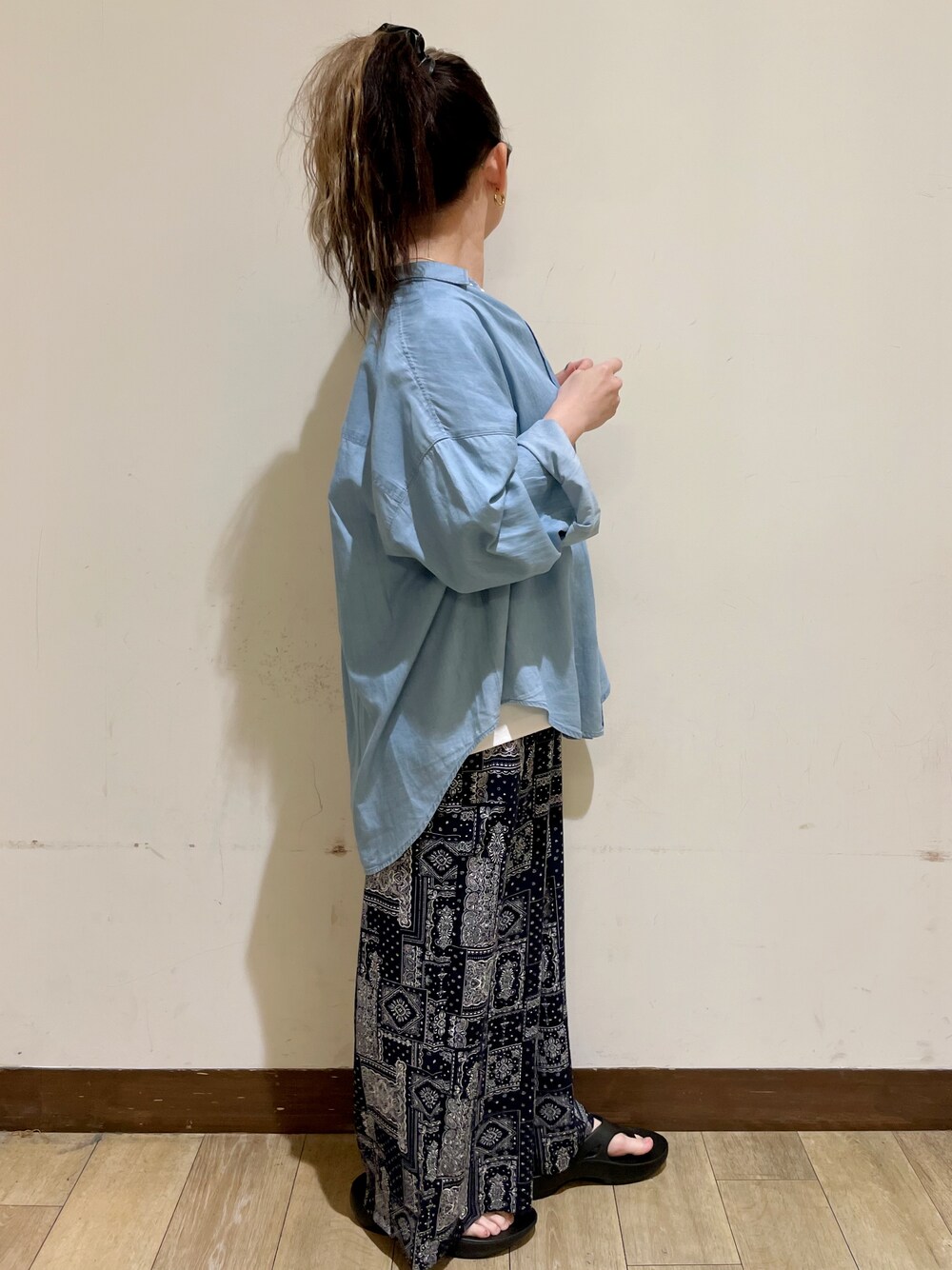 ブルー系のシャツ/ブラウス、ホワイト系のTシャツ/カットソー、ブルー系のその他パンツを着用したレディースの夏コーディネートの4枚目の写真