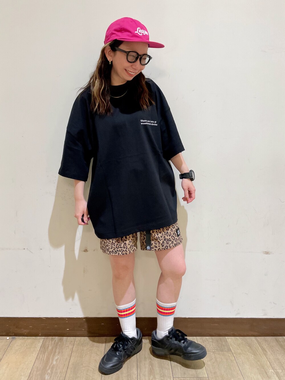 イエロー系のその他パンツ、グレー系のショルダーバッグを着用したレディースの夏コーディネートの5枚目の写真