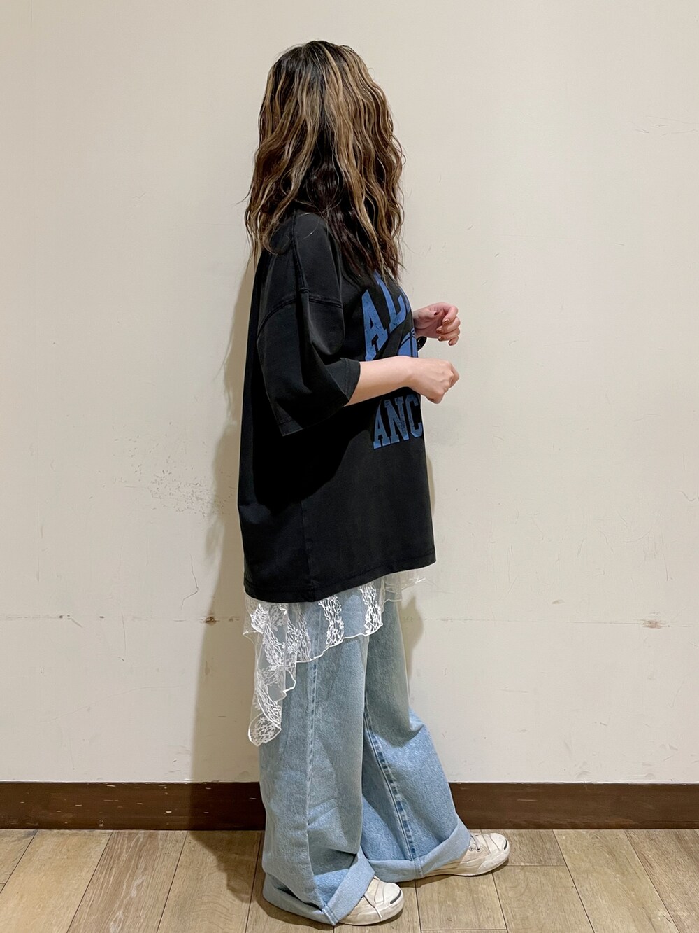 グレー系のTシャツ/カットソー、ブルー系のその他パンツ、ホワイト系のスカートを着用したレディースの夏コーディネートの4枚目の写真