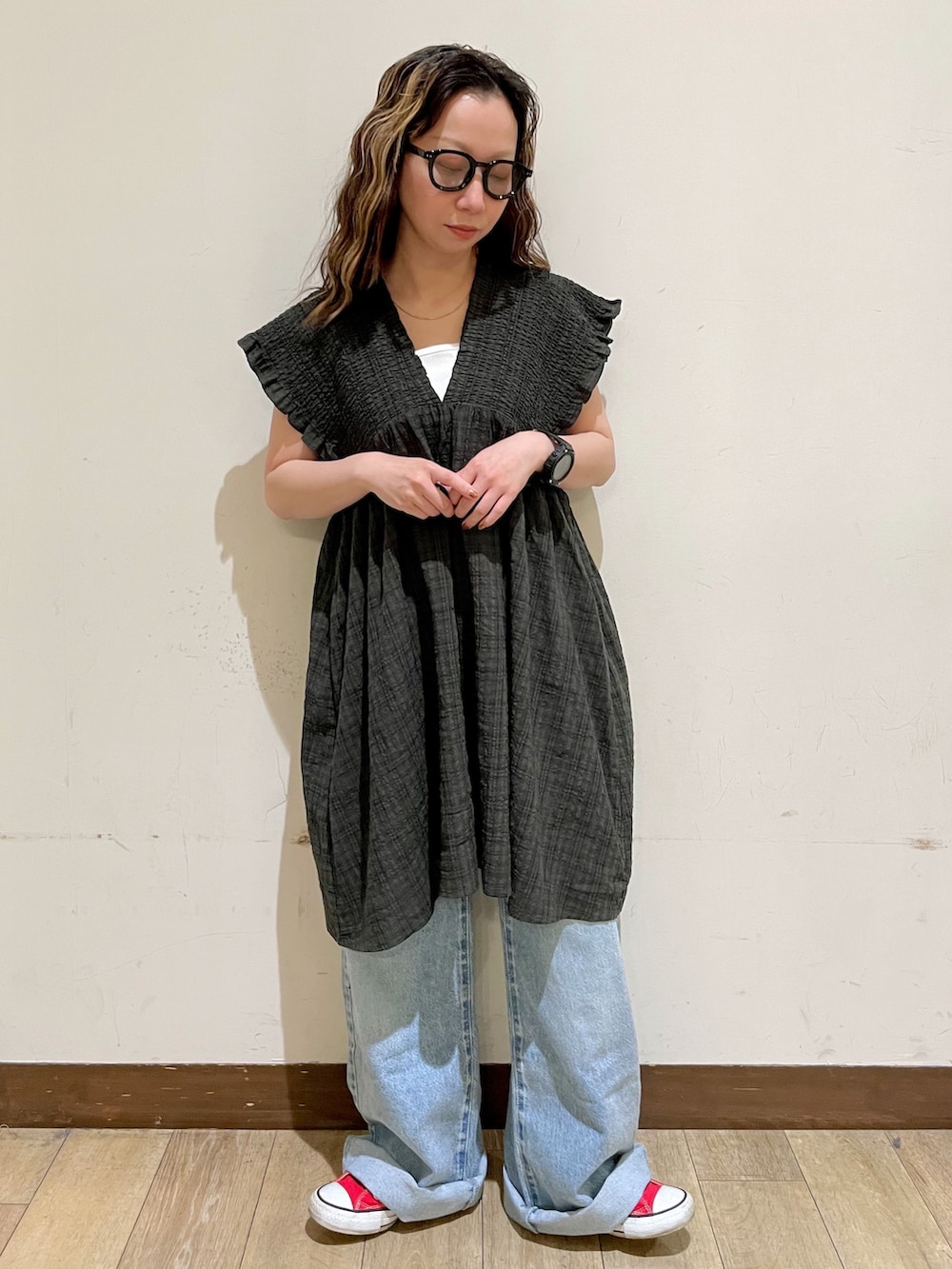 グレー系のシャツ/ブラウス、ホワイト系のタンクトップ、ブルー系のその他パンツを着用したレディースの夏コーディネートの5枚目の写真