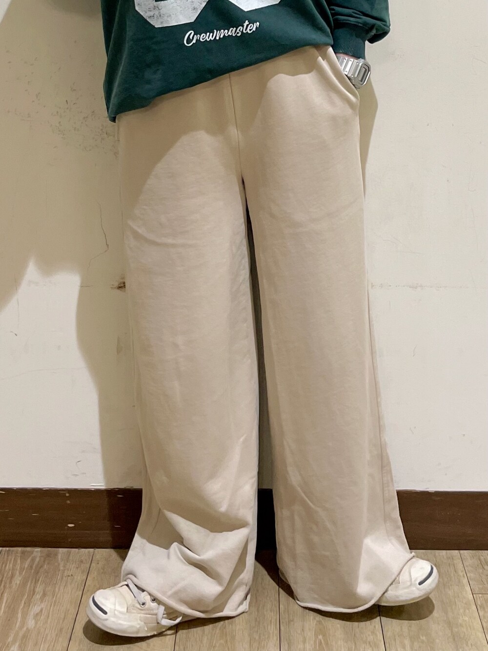 ブルー系のシャツ/ブラウス、グリーン系のTシャツ/カットソー、ベージュ系のその他パンツを着用したレディースの秋コーディネートの9枚目の写真