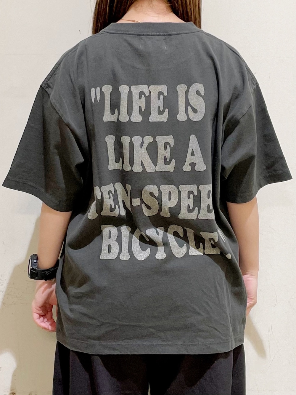 ブラック系のTシャツ/カットソー、グレー系のその他パンツ、ブラック系のサンダルを着用したレディースの夏コーディネートの5枚目の写真