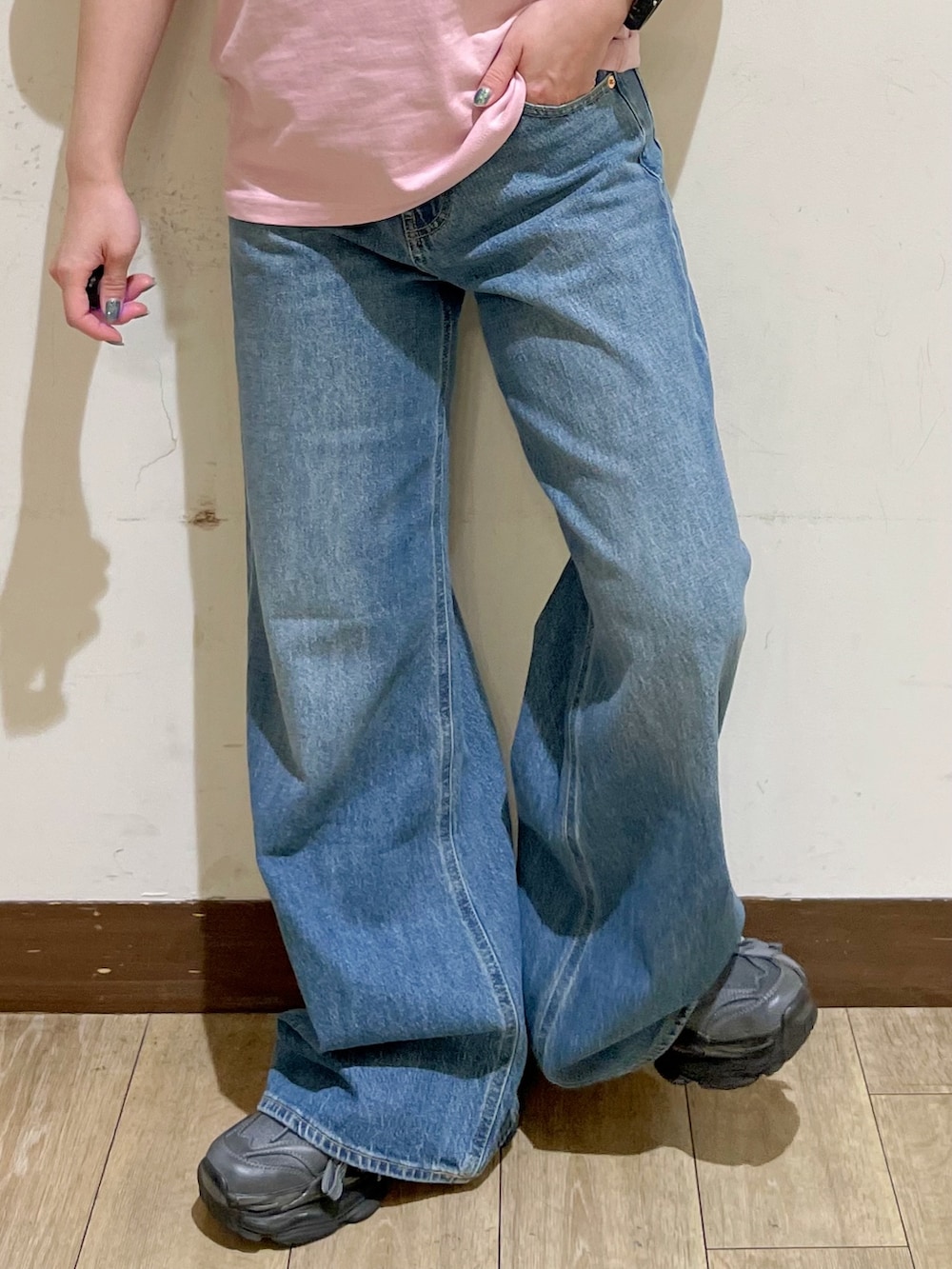 ピンク系のTシャツ/カットソー、ブルー系のデニムパンツ、ベージュ系のショルダーバッグを着用したレディースの夏コーディネートの8枚目の写真