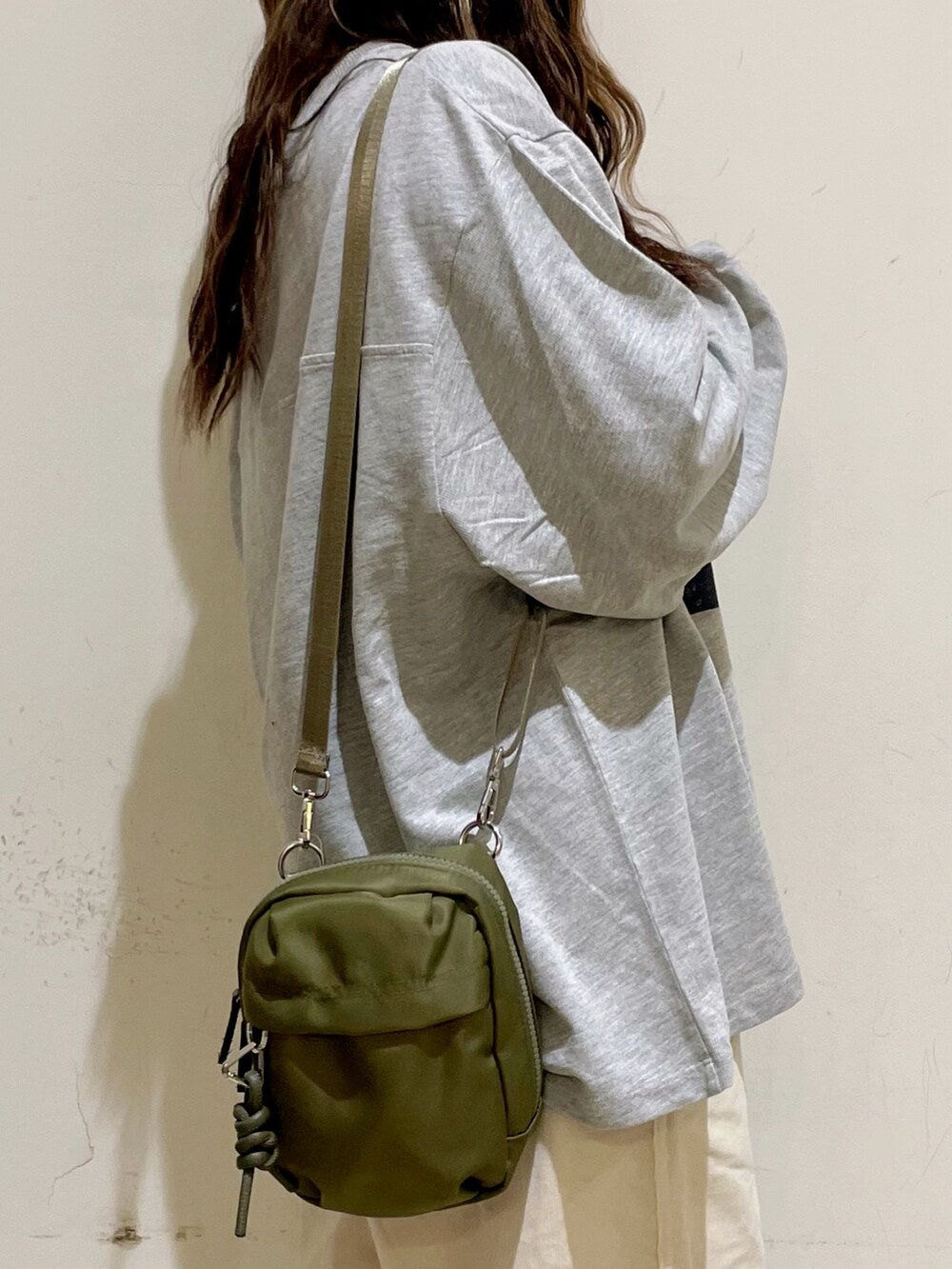 ブルー系のシャツ/ブラウス、グレー系のTシャツ/カットソー、ホワイト系のその他パンツを着用したレディースの秋コーディネートの3枚目の写真