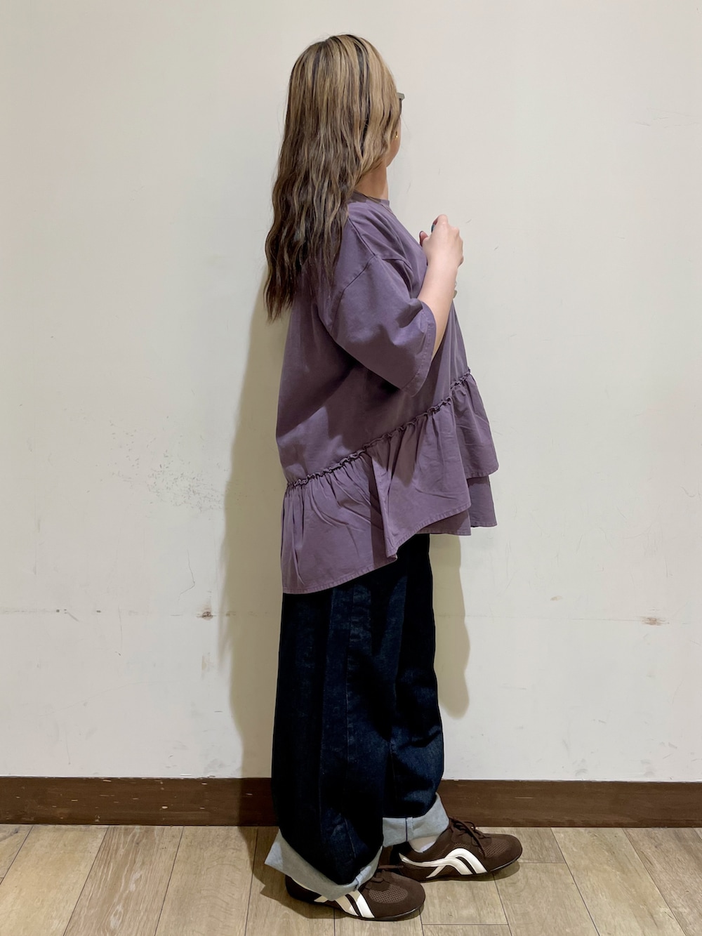 ブラウン系のシャツ/ブラウス、パープル系のTシャツ/カットソー、ブルー系のデニムパンツを着用したレディースの夏コーディネートの4枚目の写真