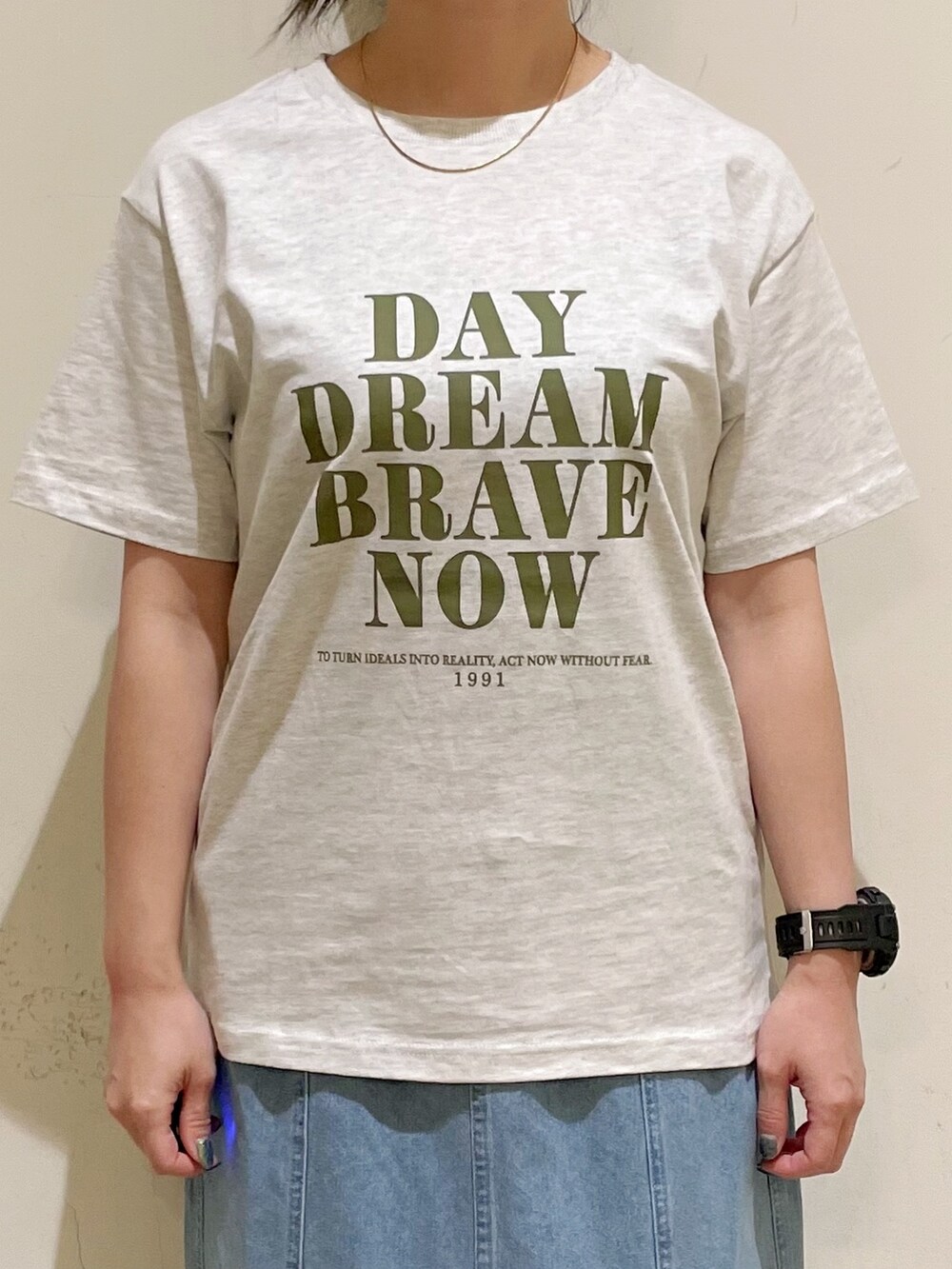 グレー系のTシャツ/カットソー、ブラック系のベスト、グリーン系のショルダーバッグを着用したレディースの夏コーディネートの8枚目の写真