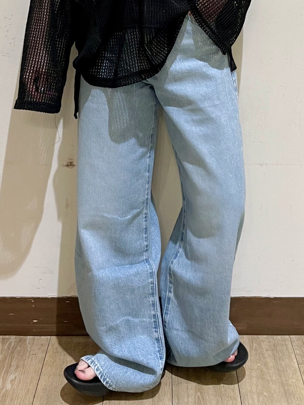 ブラック系のTシャツ/カットソー、ブラック系のタンクトップ、ブルー系のその他パンツを着用したレディースの夏コーディネートの7枚目の写真