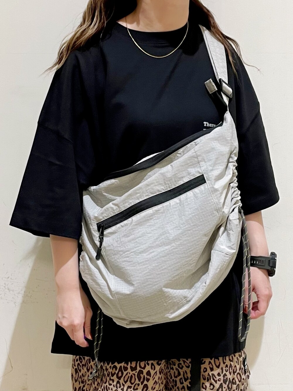 イエロー系のその他パンツ、グレー系のショルダーバッグを着用したレディースの夏コーディネートの3枚目の写真
