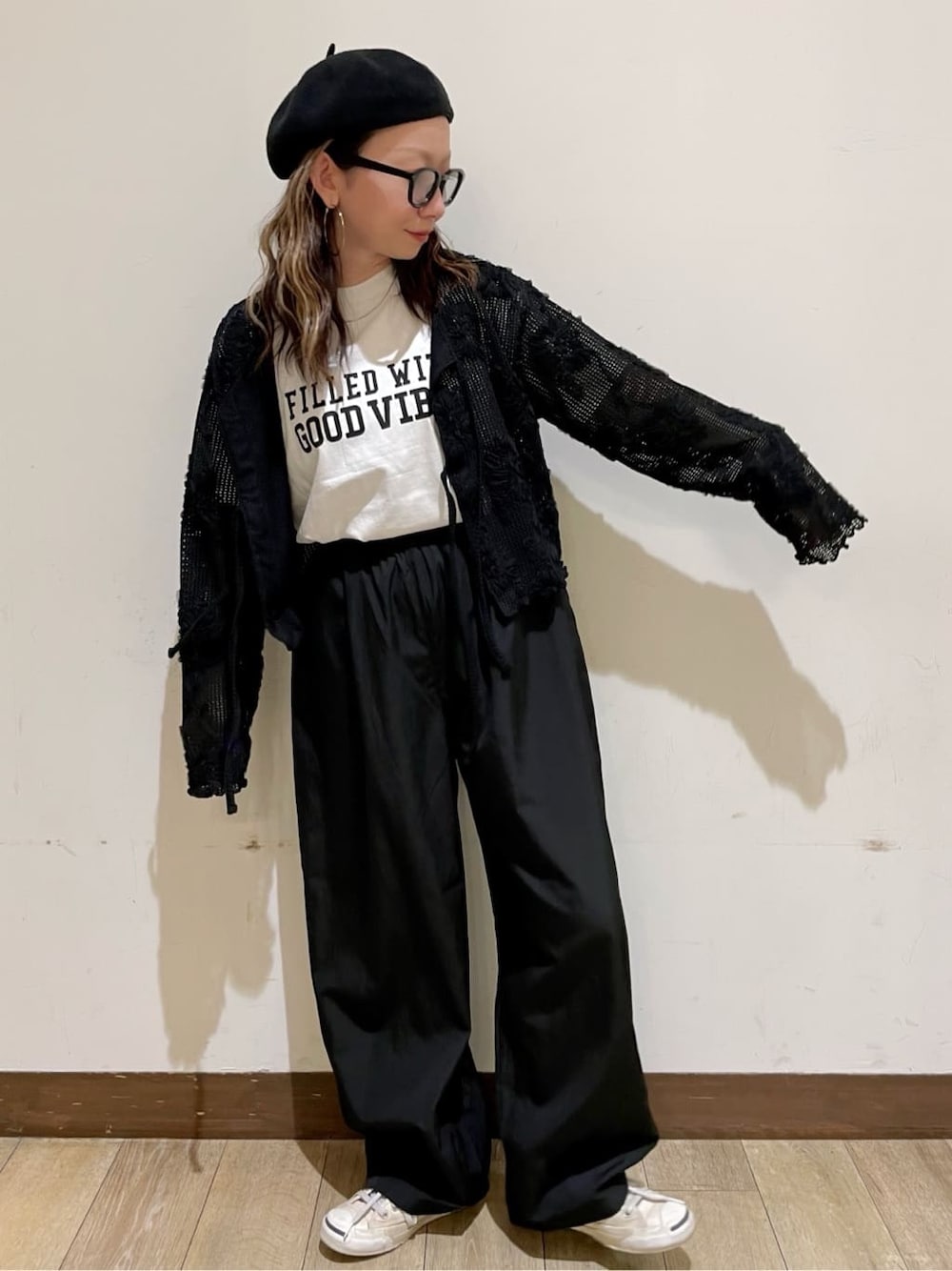 ホワイト系のTシャツ/カットソー、グレー系のショルダーバッグ、ブラック系のカーディガン/ボレロを着用したレディースの春コーディネートの5枚目の写真