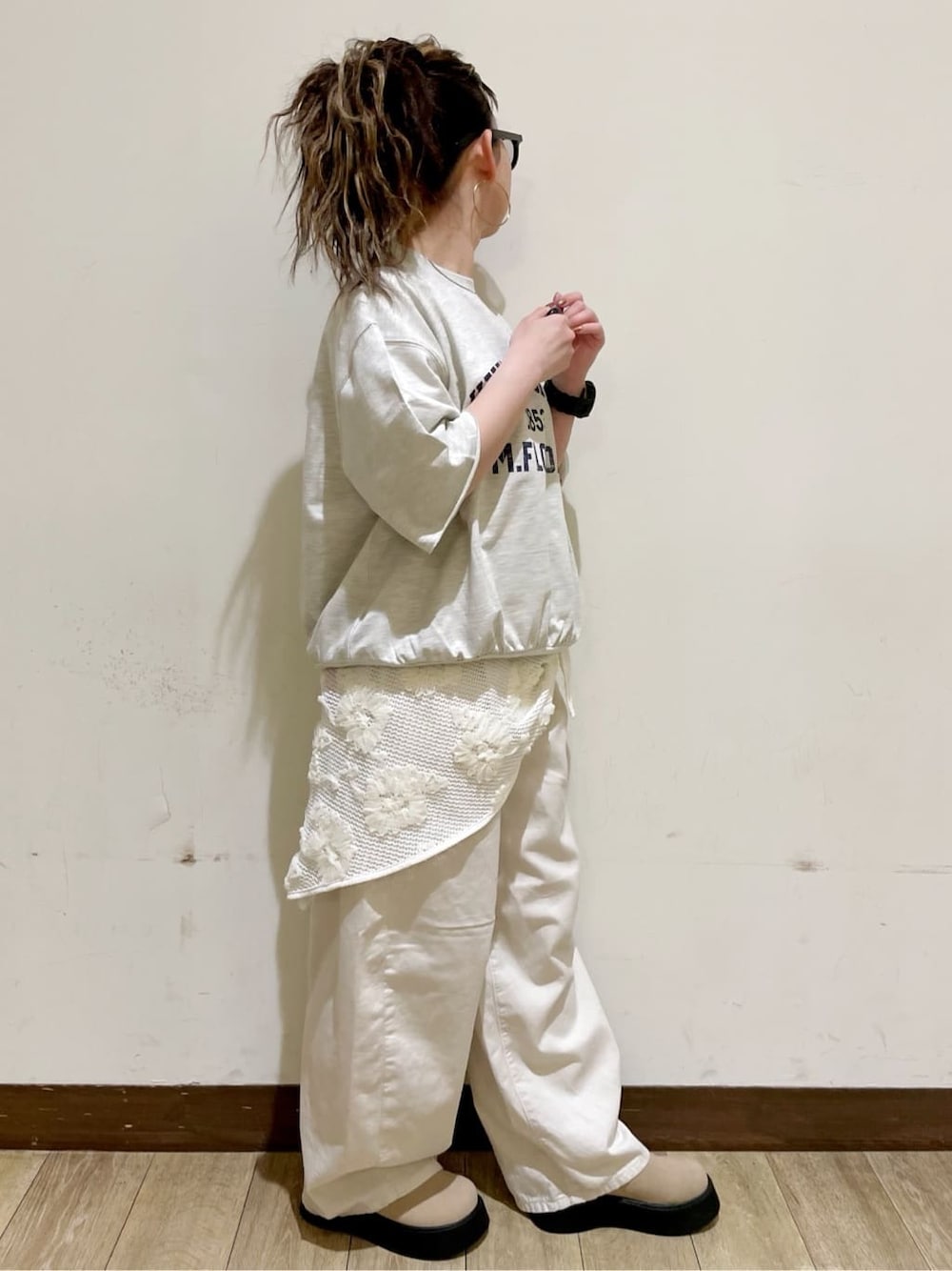 ホワイト系のTシャツ/カットソー、ホワイト系のその他パンツ、ブルー系のその他を着用したレディースの春コーディネートの4枚目の写真