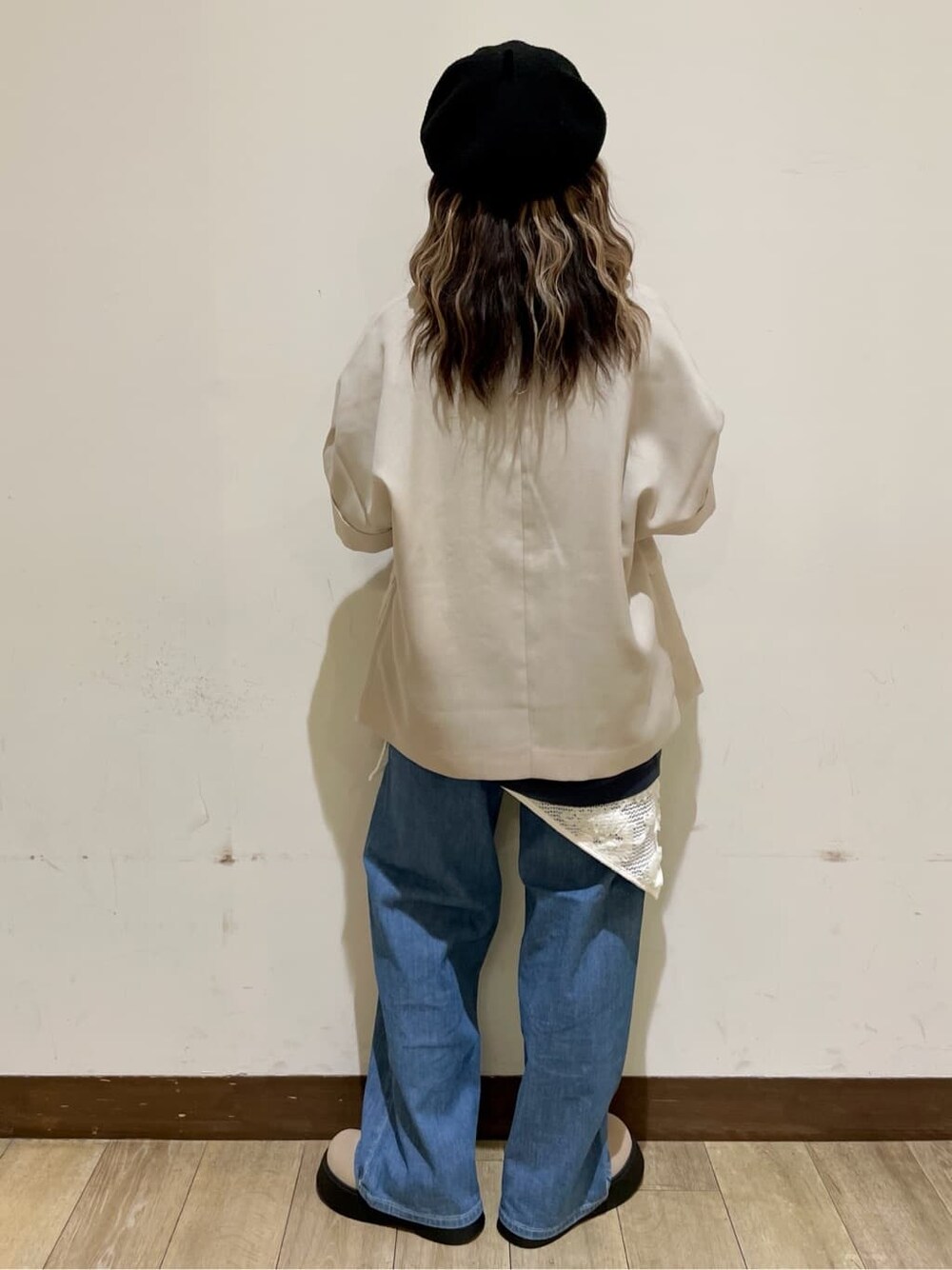 ブルー系のTシャツ/カットソー、ベージュ系のテーラードジャケット、ブルー系のデニムパンツを着用したレディースの春コーディネートの2枚目の写真