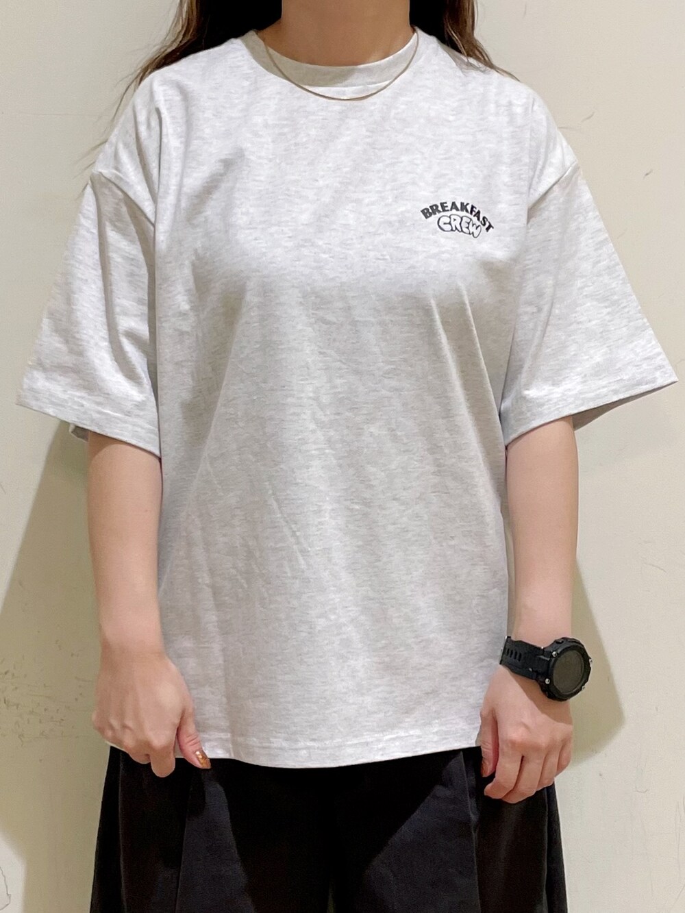 グレー系のTシャツ/カットソー、グレー系のその他パンツ、グレー系のショルダーバッグを着用したレディースの夏コーディネートの6枚目の写真
