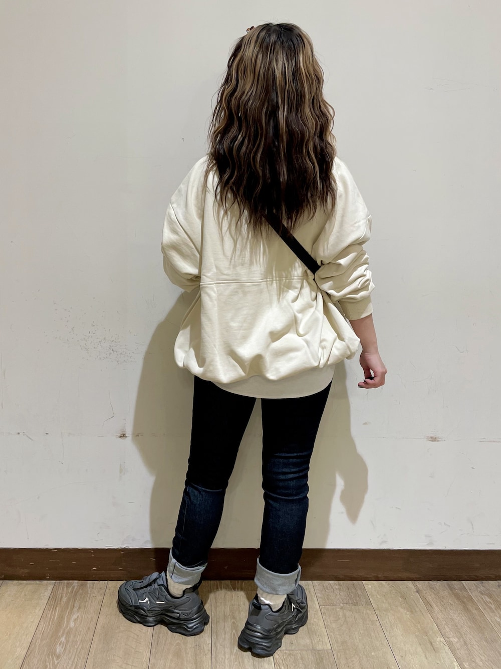 ベージュ系のスウェット、ホワイト系のTシャツ/カットソー、ブルー系のその他パンツを着用したレディースの秋コーディネートの2枚目の写真