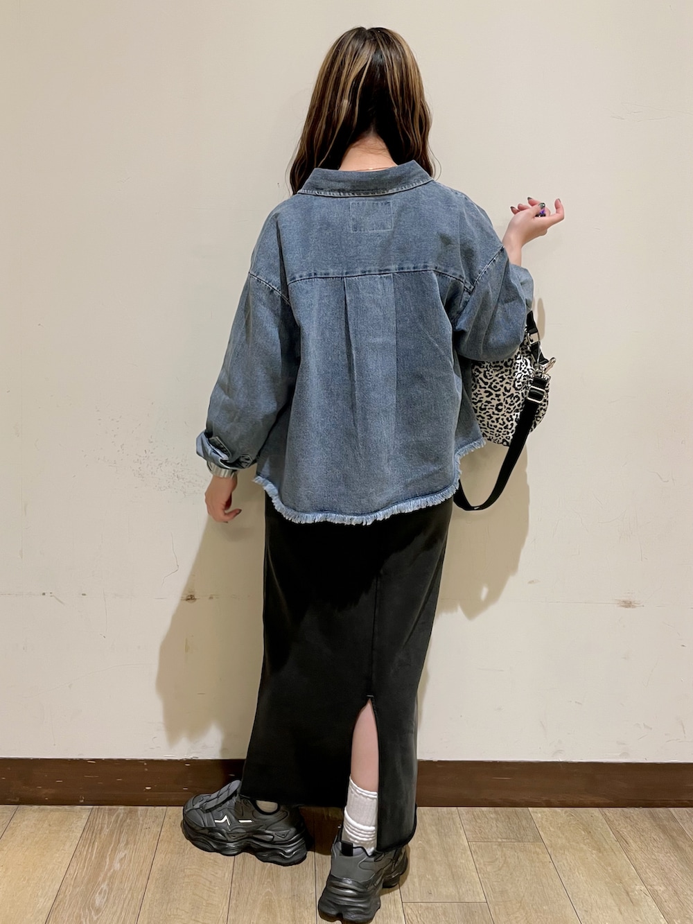 ブルー系のシャツ/ブラウス、グレー系のTシャツ/カットソー、グレー系のスカートを着用したレディースの秋コーディネートの2枚目の写真