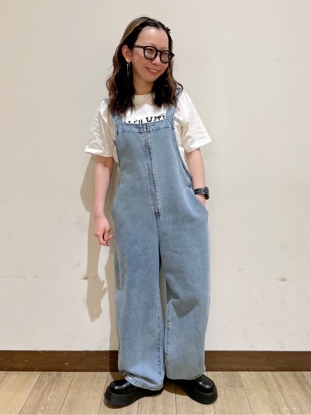 ブラック系のその他シューズ、ホワイト系のカーディガン/ボレロ、ブルー系のサロペット/オーバーオールを着用したレディースの春コーディネートの8枚目の写真