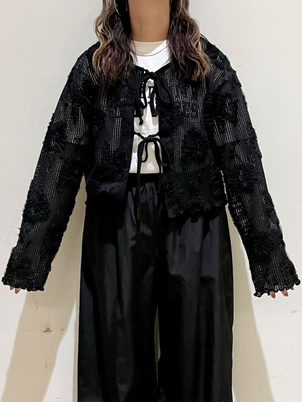 ホワイト系のTシャツ/カットソー、グレー系のショルダーバッグ、ブラック系のカーディガン/ボレロを着用したレディースの春コーディネートの6枚目の写真